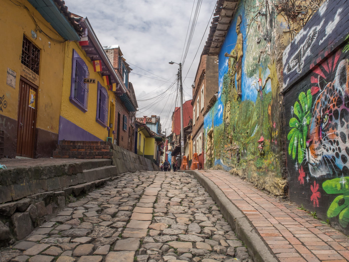 Fachadas coloridas – La Candelaria – La Candelaria en el centro de Bogotá - La Candelaria Bogotá – Beneficios de vivir en el centro de Bogotá  (2)