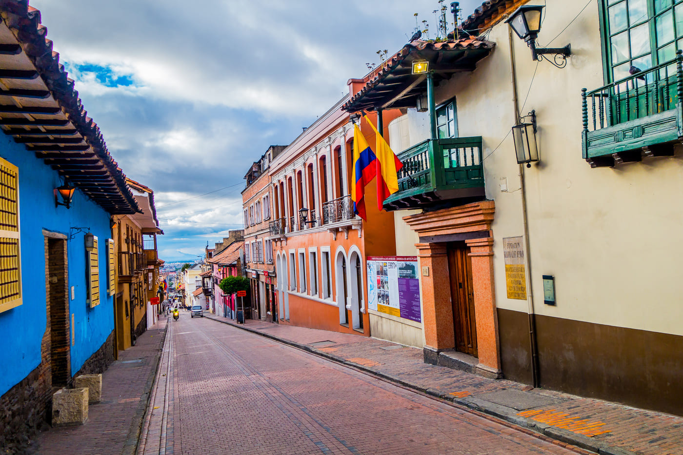 Fachadas coloridas – La Candelaria – La Candelaria en el centro de Bogotá - La Candelaria Bogotá – Beneficios de vivir en el centro de Bogotá 